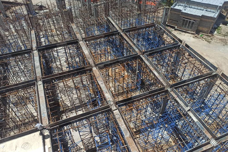 تصویر خبر تکمیل اسکافلدبندی و اجرای قالب بندی در سقف طبقه دو بلوک یک و چهار بیمارستان