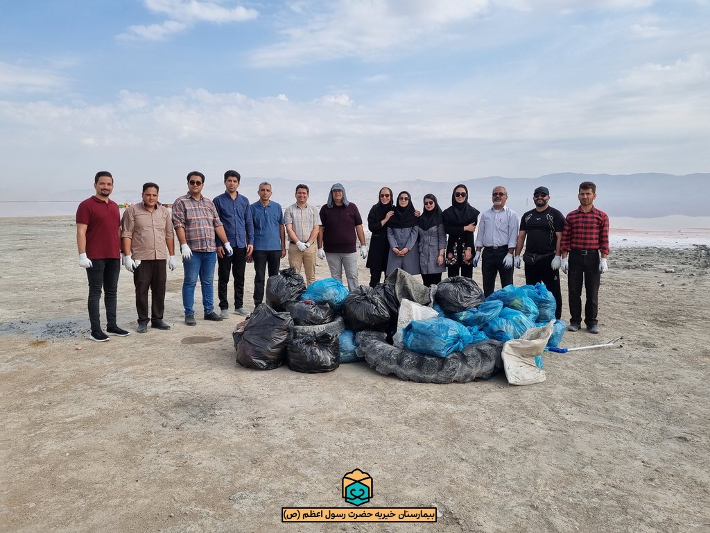 تصویر خبر پاکسازی دریاچه مهارلو توسط پرسنل درمانگاه به مناسبت هفته زمین پاک