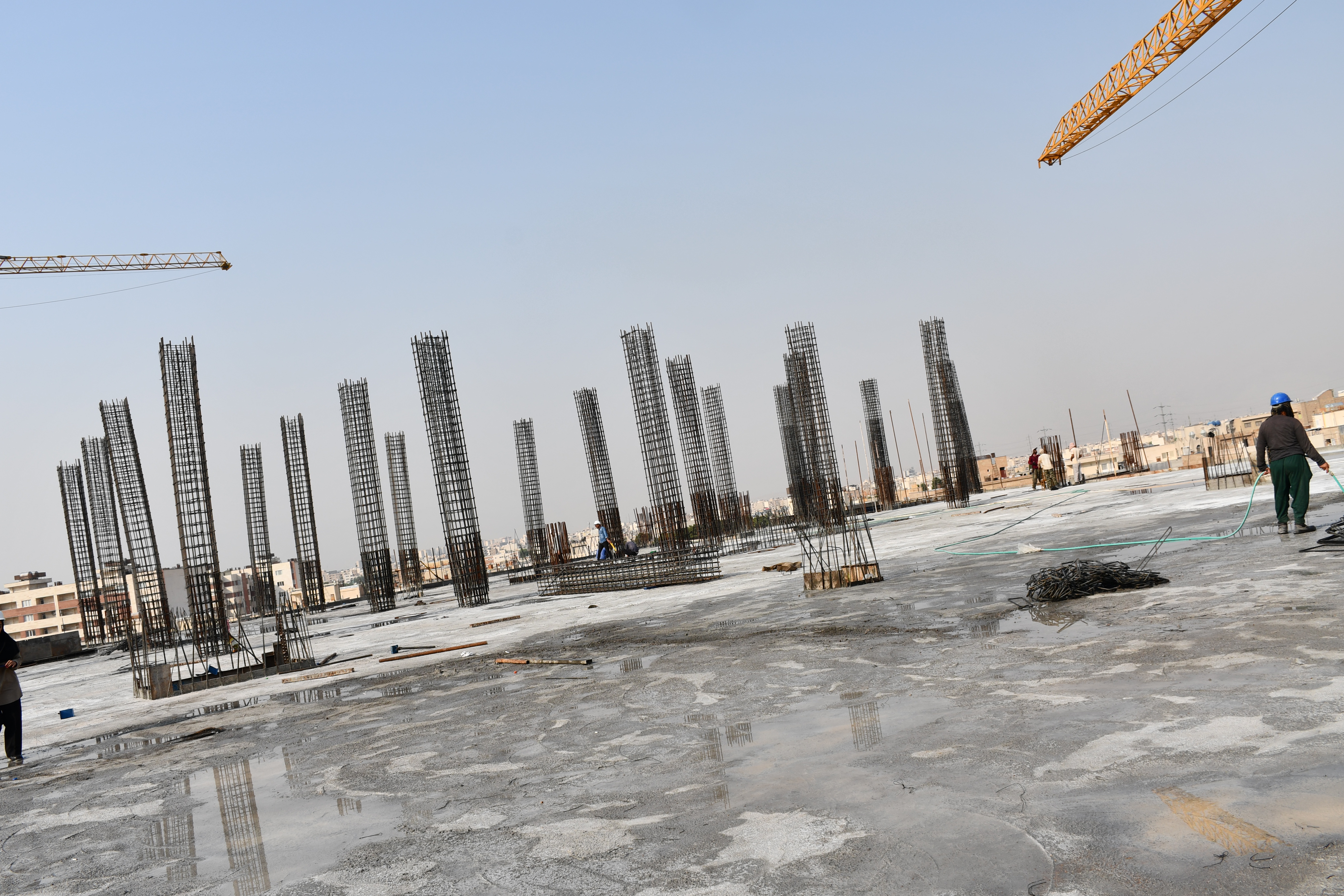 تصویر خبر نصب ستونهای طبقه دوم بلوک یک